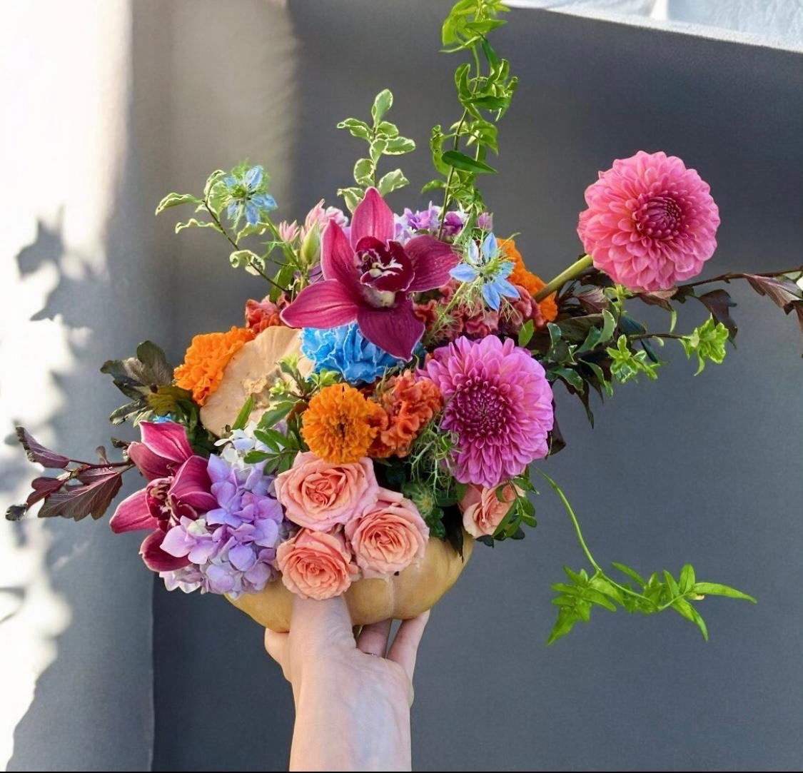 Sculptural florals at a private corporate dinner