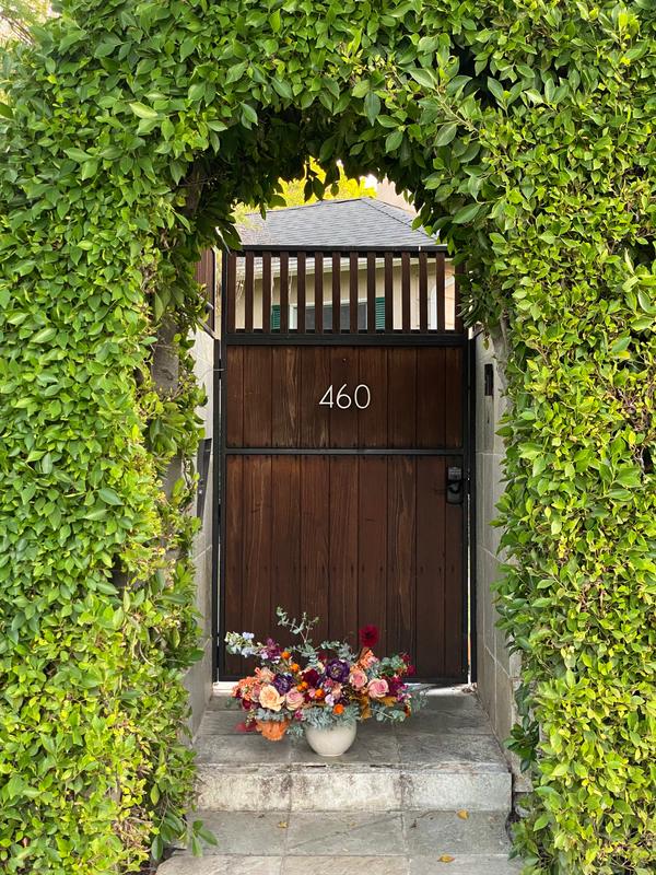 Welcome arrangement at the gate